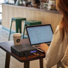 Powerbanka 41Ah a 200W s bezdrátovým nabíjením